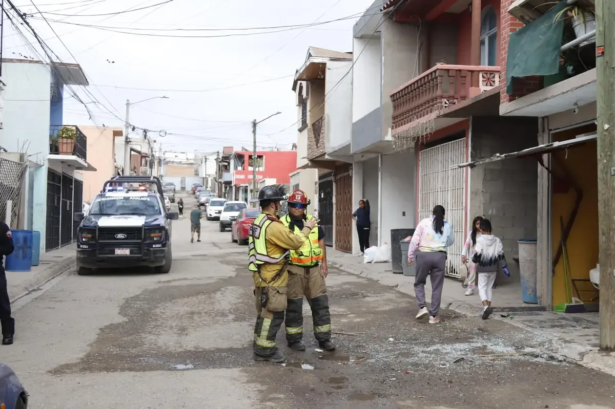 Una acumulación de gas provocó una fuerte explosión en una vivienda, causando daños significativos.