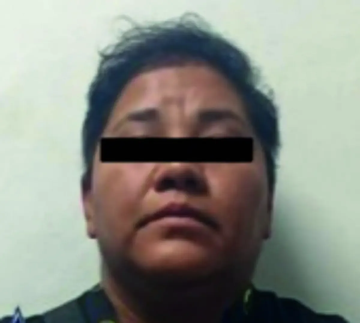 Una agente municipal fue arrestada tras extorsionar a una mujer en Morelos, México.