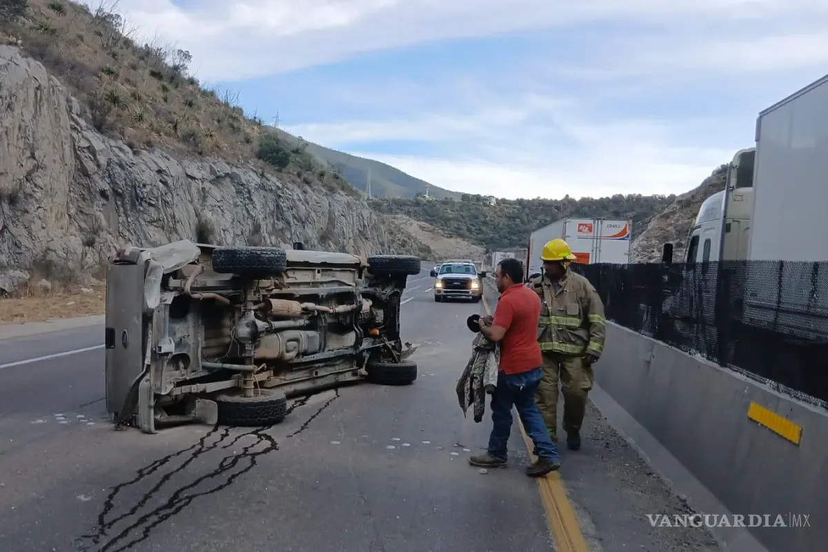 Una camioneta volcó en la carretera 57, causando atención de las autoridades.