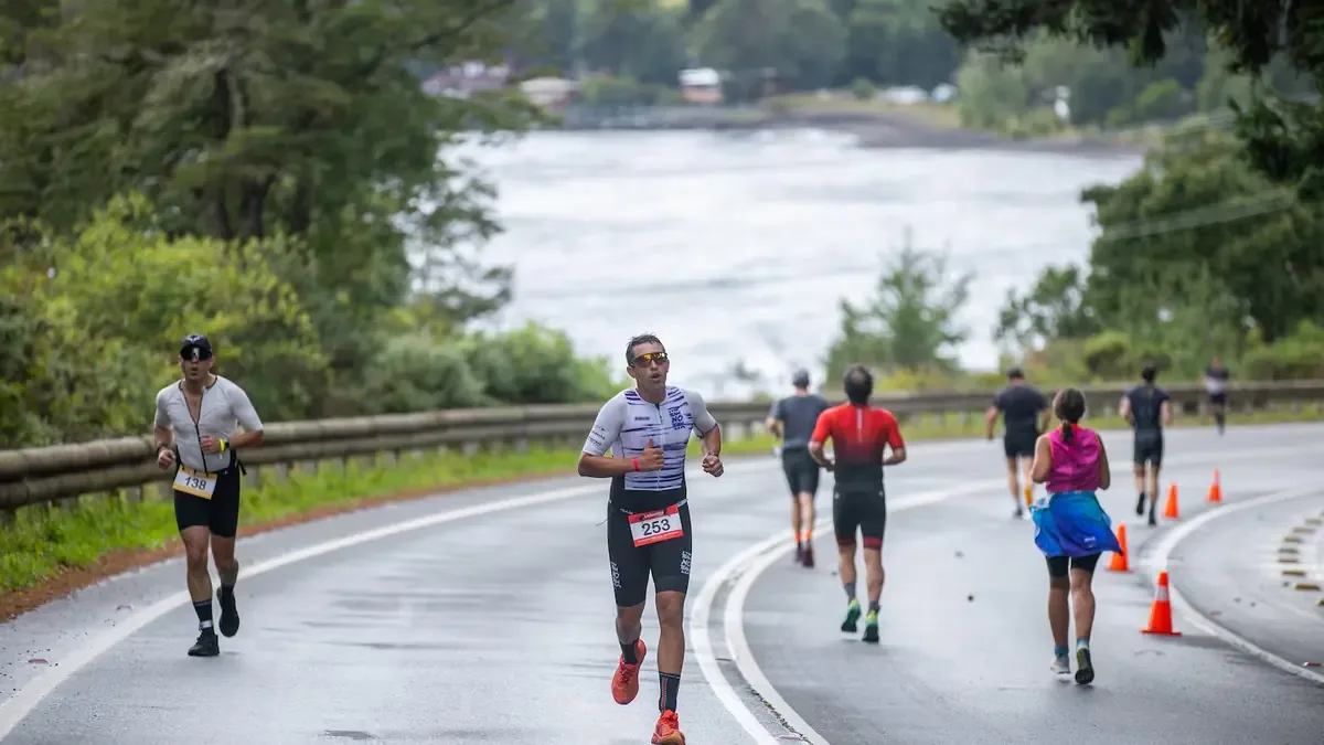 Una competencia de triatlón se realizó en condiciones difíciles, destacando la seguridad de los participantes.