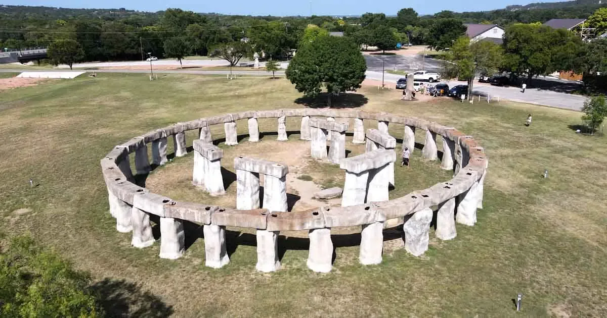 Una curiosa atracción en Texas ofrece una experiencia única y accesible del emblemático Stonehenge.
