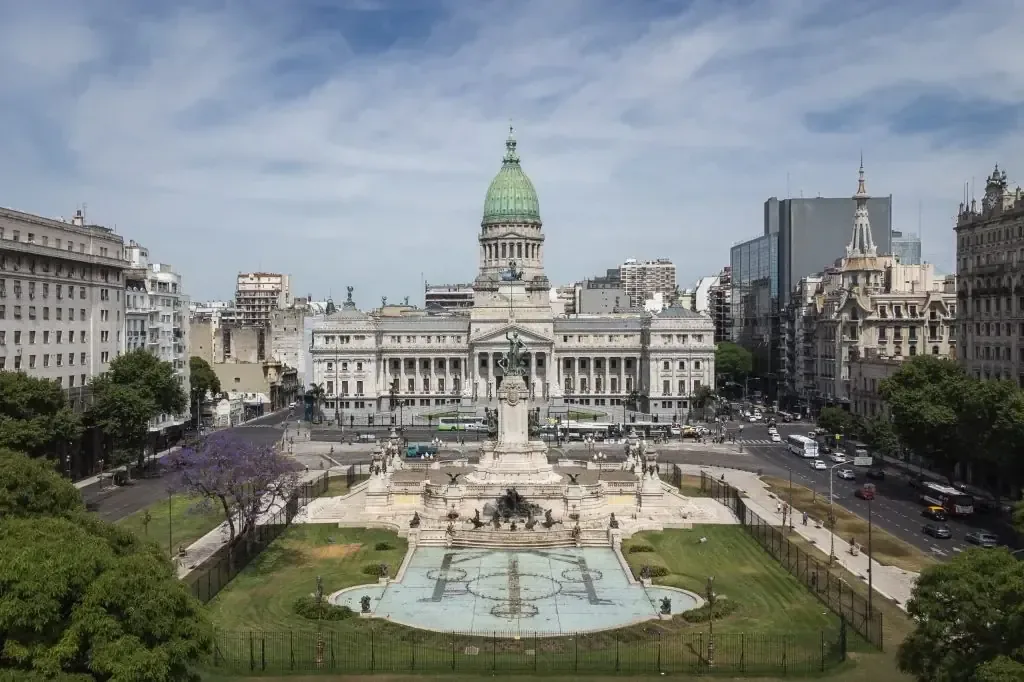 Una delegación de políticos participará en un evento sobre Inteligencia Artificial sin aclarar los costos del viaje.