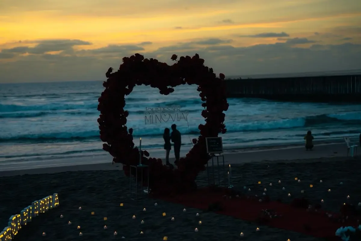 Una jornada de amor y amistad se vivió en la playa con propuestas románticas y un bello atardecer.