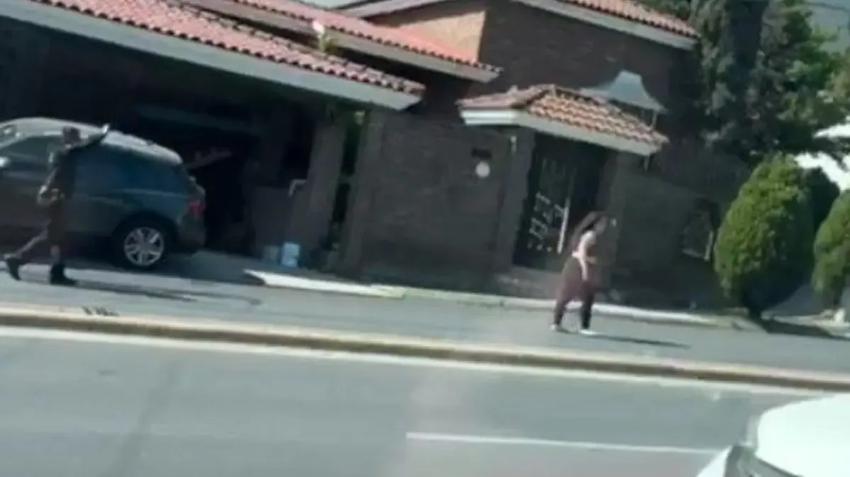 Una joven con trastornos de personalidad fue impactada al intentar cruzar la calle.