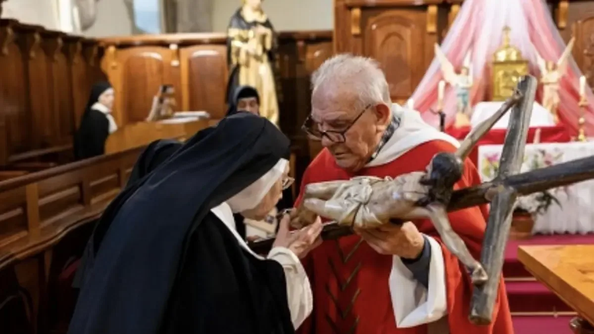 Una monja de clausura comparte su legado espiritual en momentos finales.