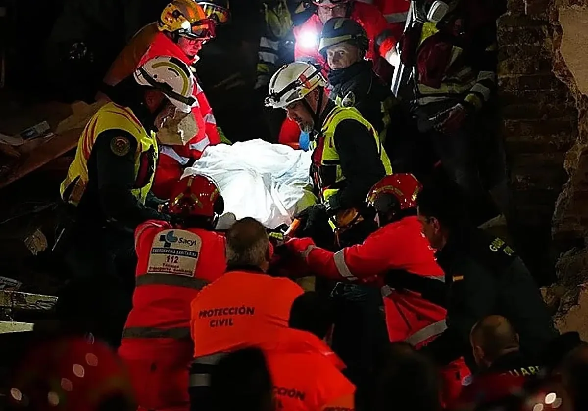 Una mujer de 27 años fallece tras colapsar un edificio en la Plaza Mayor; varias personas resultaron heridas.