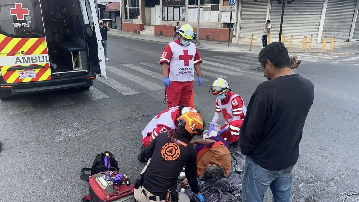 Una mujer fue auxiliada por Protección Civil tras sufrir una caída y presentar lesiones.