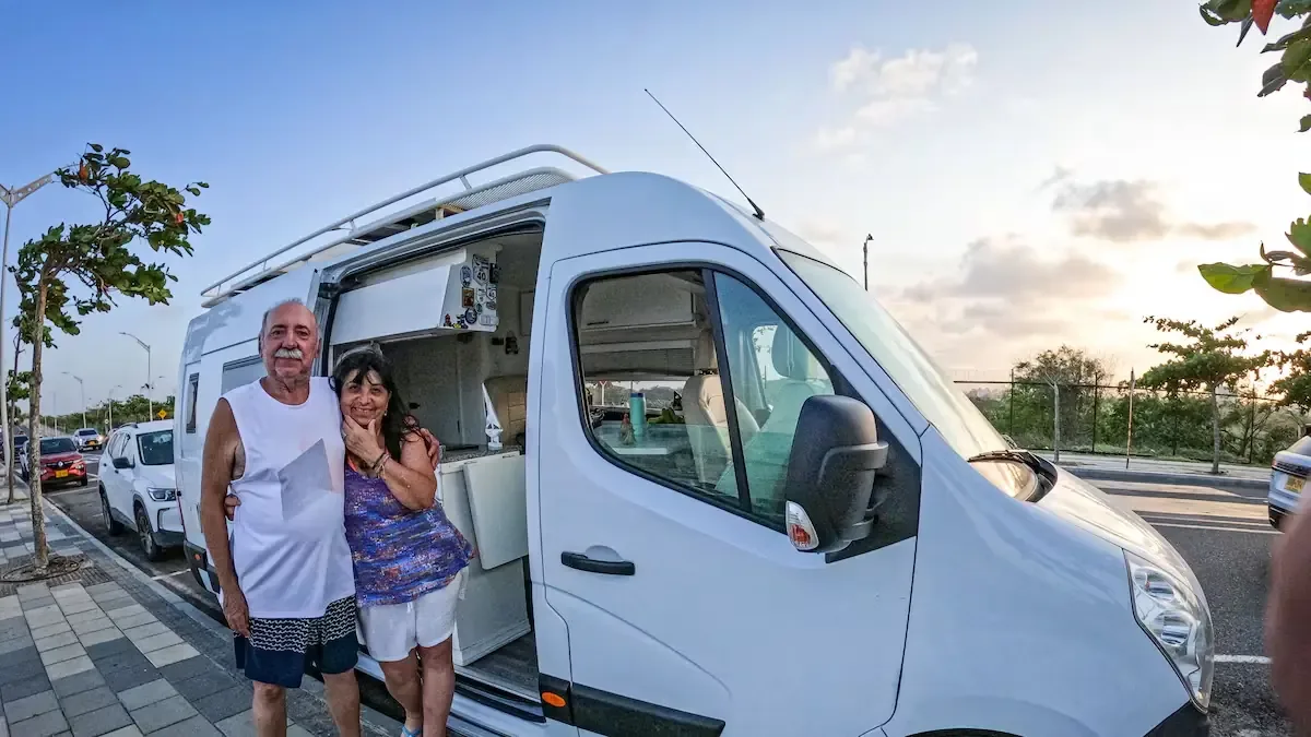 Una pareja argentina recorre América Latina en su casa rodante, disfrutando de Barranquilla durante las festividades.