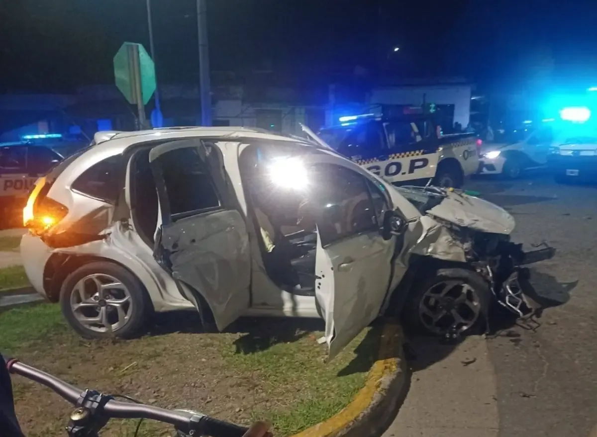 Una persecución policial culmina en un accidente en el acceso a la ciudad.