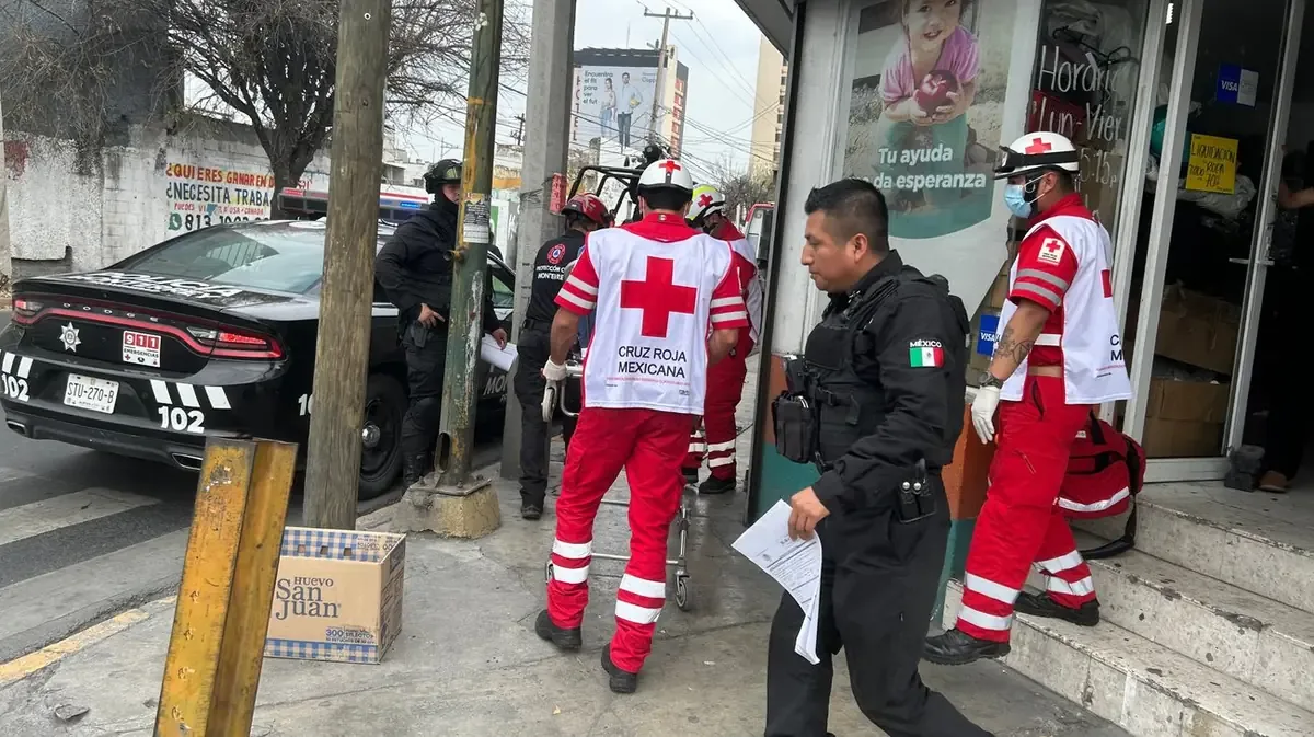 Una persona transgénero fue asaltada y herida en el Centro de Monterrey, generando preocupación por la violencia en la zona.