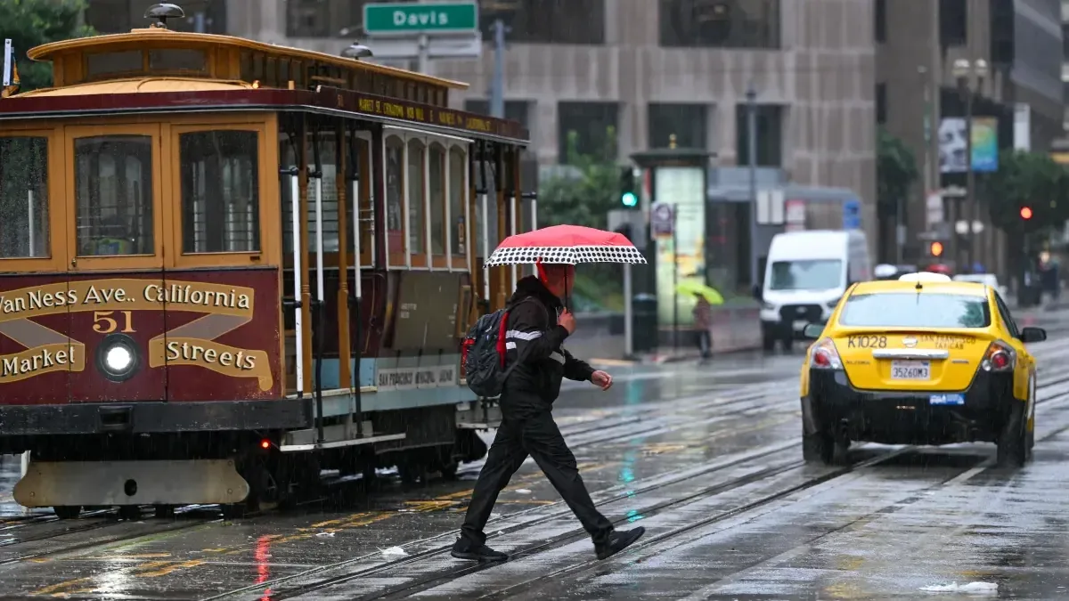 Una potente tormenta invernal afectará varios sectores de California, instando a la población a tomar precauciones.