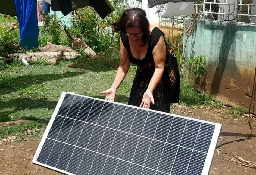 Una profesora cubana recibe un módulo de energía solar, elevando su labor educativa y contribuyendo a su comunidad.