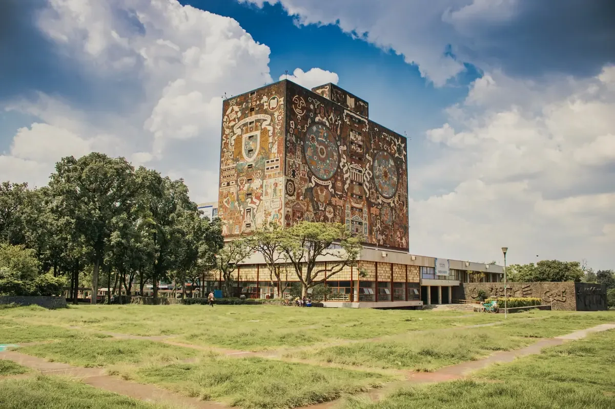 La UNAM implementa un examen presencial para aspirantes tras irregularidades en la prueba en línea.