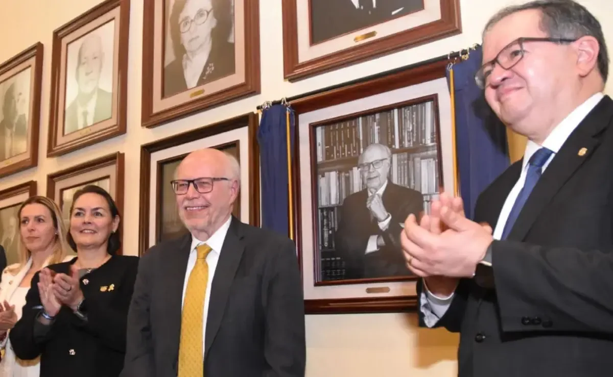 Reconocimiento resalta el impacto de José Narro en la salud pública y educación médica en México.
