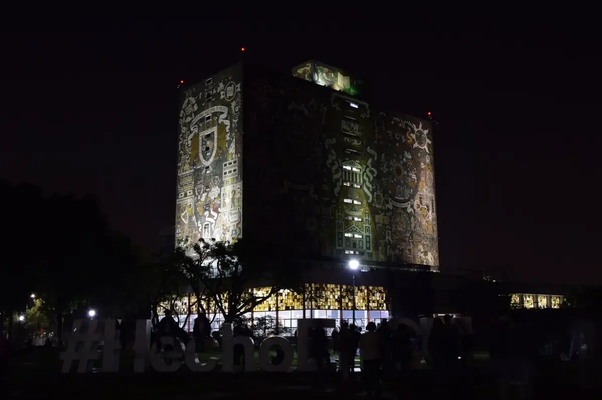 La Universidad Nacional Autónoma de México evalúa a miles de aspirantes en el Palacio de los Deportes.