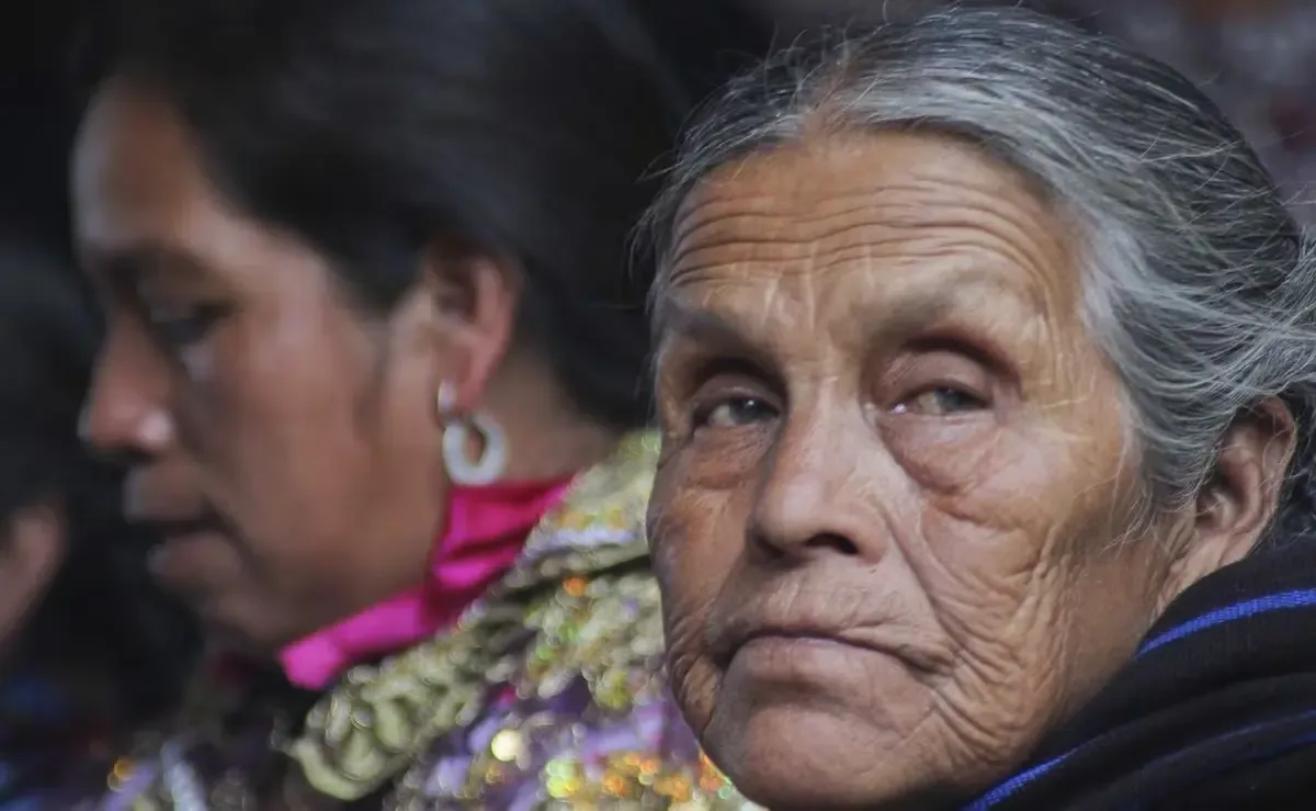 Especialistas de UNAM resaltan que el envejecimiento poblacional requiere acciones inmediatas en salud y pensiones.