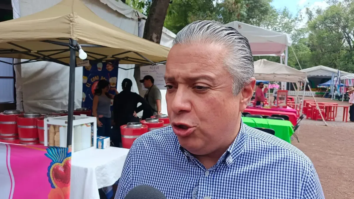 Luis Navarro subraya la importancia de la colaboración para potenciar la industria del mezcal en el estado.