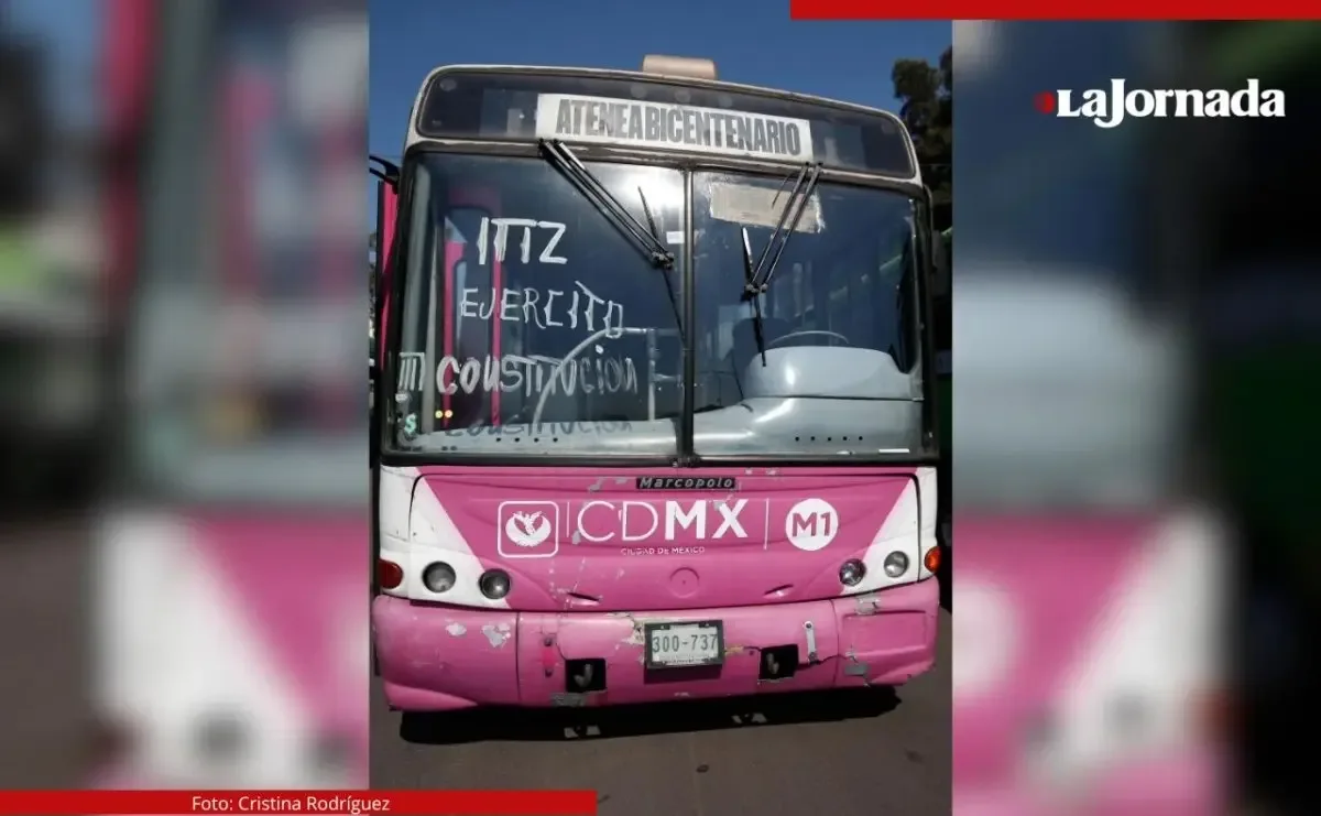 Unidades de transporte público en mal estado afectan la movilidad en la CDMX.