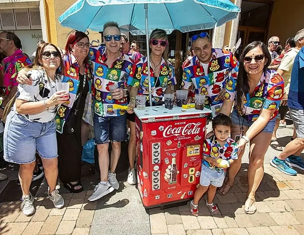 La tradición de vestirse con camisas llamativas se hace notar en el evento musical de la ciudad.