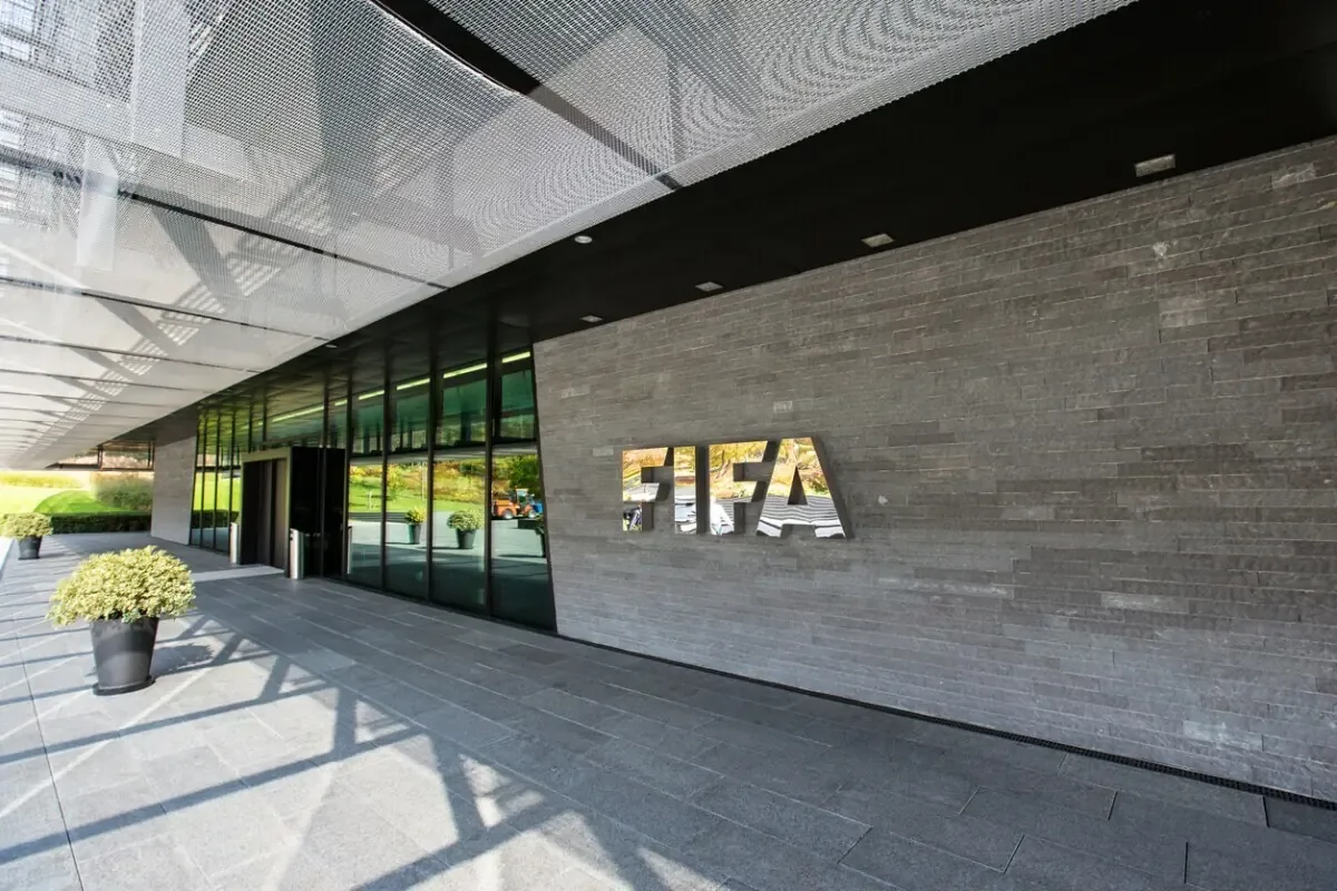 La Comisión Europea evalúa implicaciones del plan de FIFA para atraer inversionistas externos.