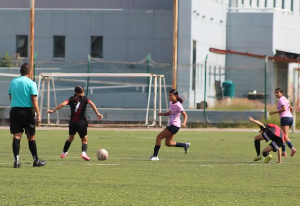 El equipo femenil de la Universidad Michoacana culmina su etapa regular sin derrotas.