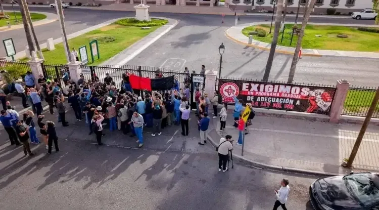 El Sindicato de Trabajadores Académicos inicia huelga mientras la universidad intenta reanudar negociaciones.