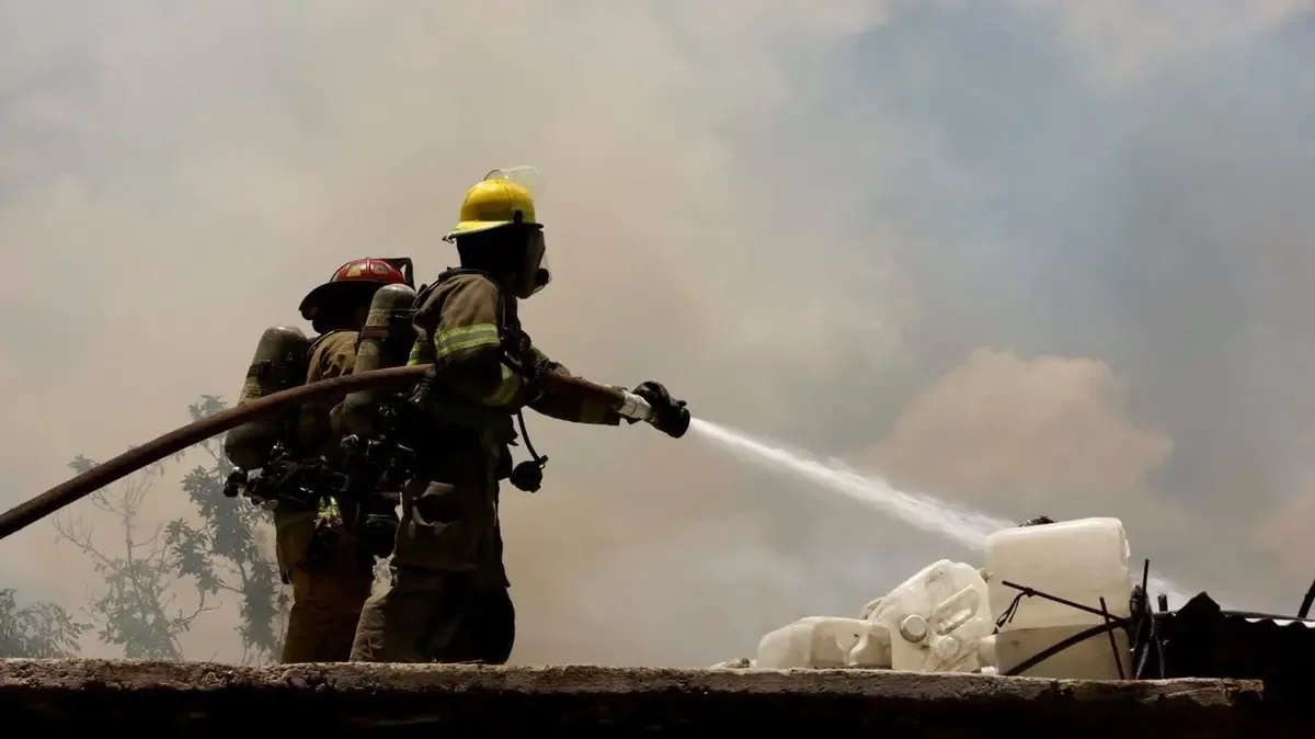 La salud mental de los bomberos es crucial, con un 12.1% padeciendo estrés postraumático.