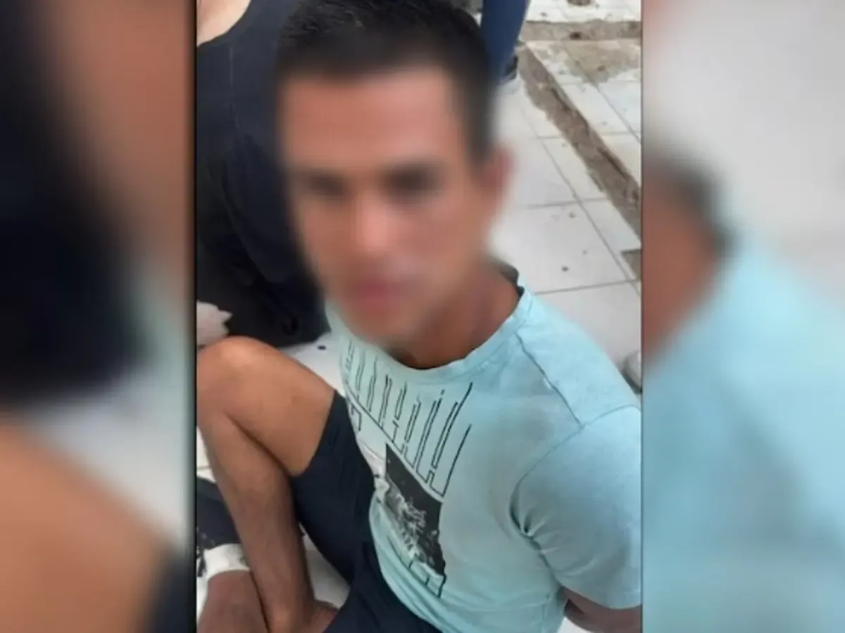 Uno de los manifestantes arrestados enfrenta un pedido de captura vigente, mientras otros recuperan su libertad.