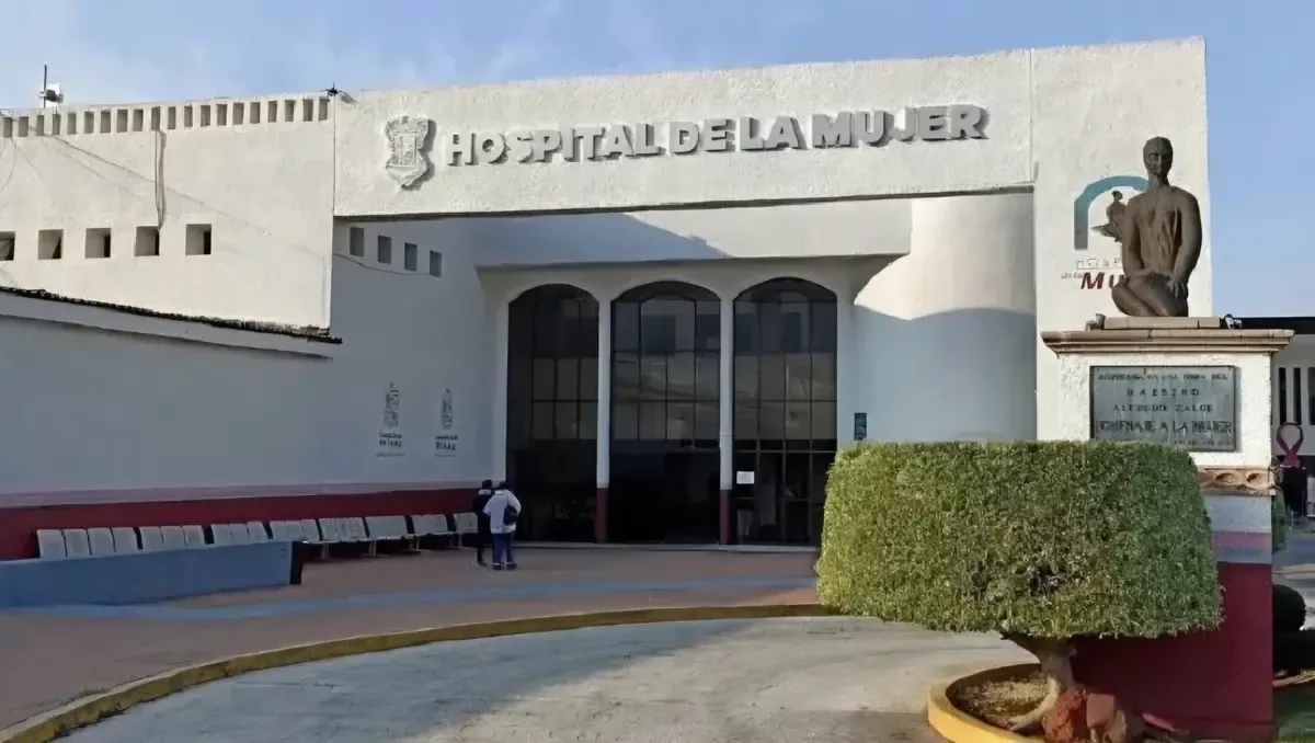 La desesperación de los padres crece mientras buscan un hospital que atienda la condición crítica de su hijo.