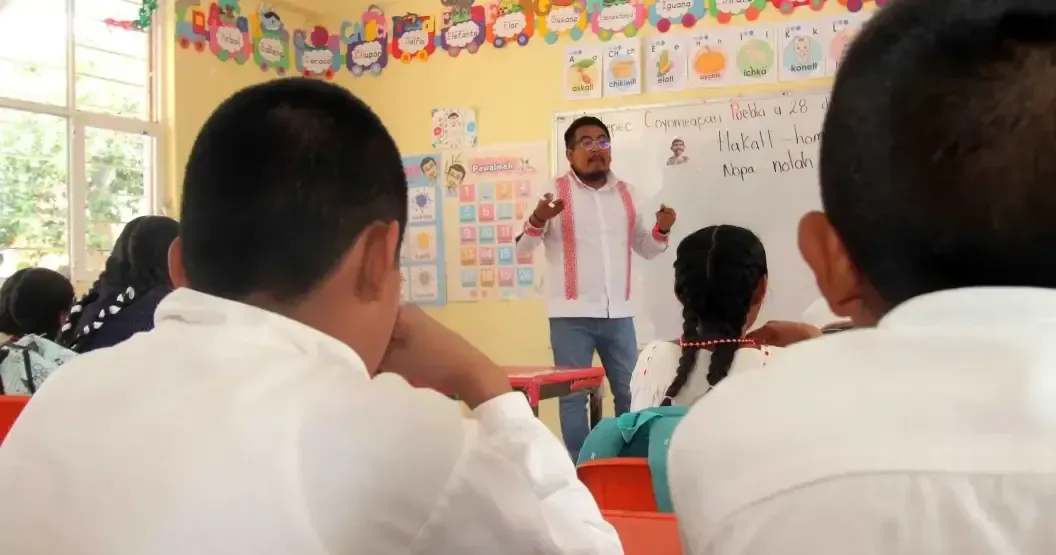 La escasez de maestros jóvenes en México podría agudizar el rezago educativo.