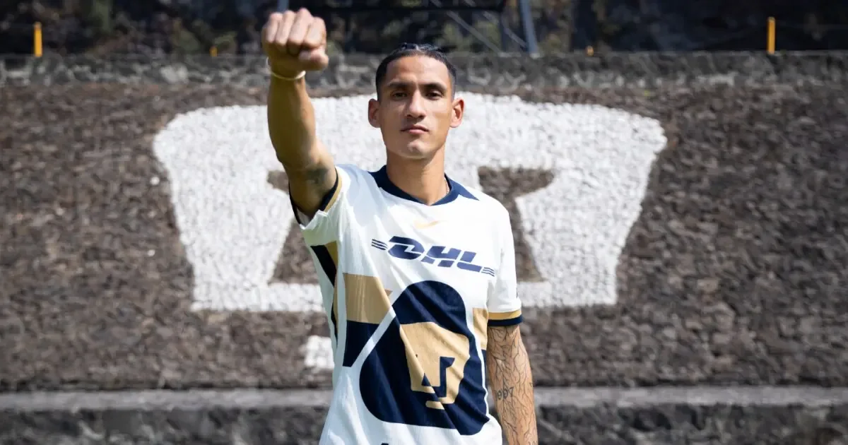 Uriel Antuna en su presentación con Pumas antes del partido contra Santos Laguna.