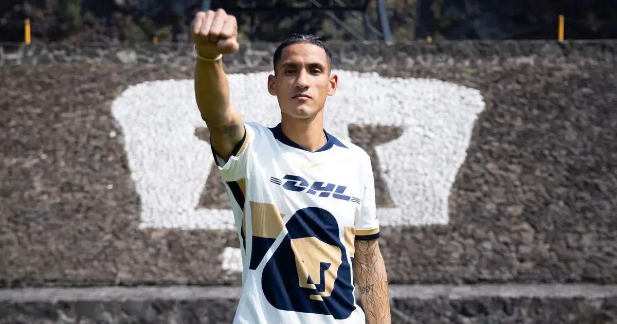 Uriel Antuna firma contrato con Pumas UNAM en presencia de directivos.