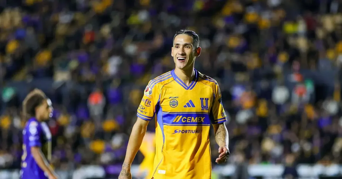 Uriel Antuna llega al Aeropuerto Internacional de la Ciudad de México para unirse a Pumas.
