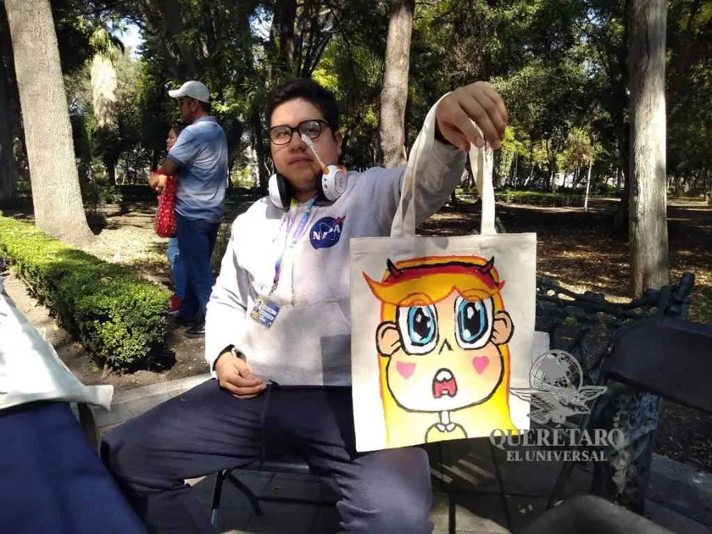 Uriel Sánchez del Valle presenta sus bolsas artesanales pintadas a mano.