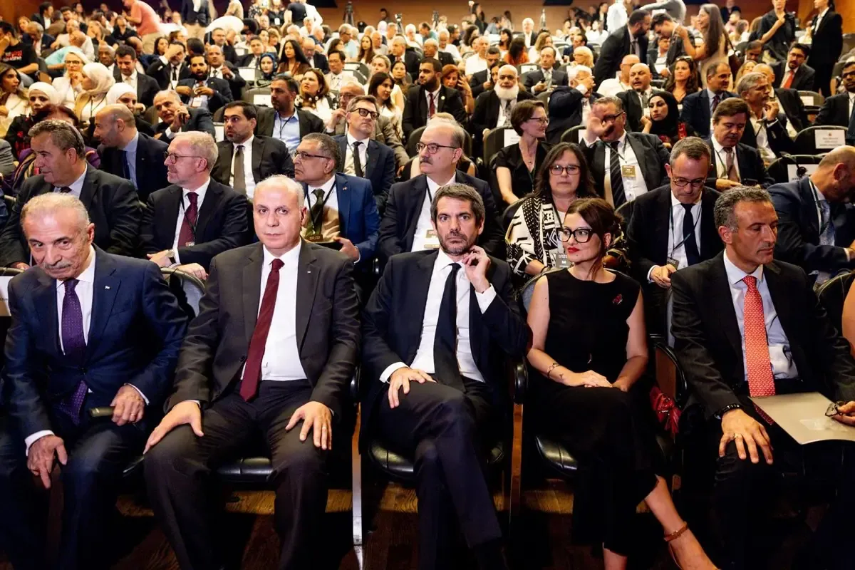 El ministro de Cultura de España llama a preservar la identidad cultural de Palestina ante la crisis actual.