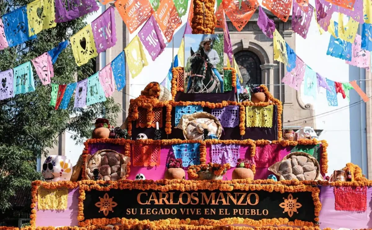 Habitantes de Uruapan conmemoran a Carlos Manzo y exigen justicia por su asesinato en una marcha el 1 de noviembre.