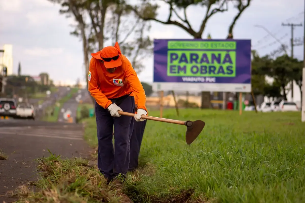 El secretario revisa obras que mejoran la infraestructura en Uruapan y benefician a los estudiantes.