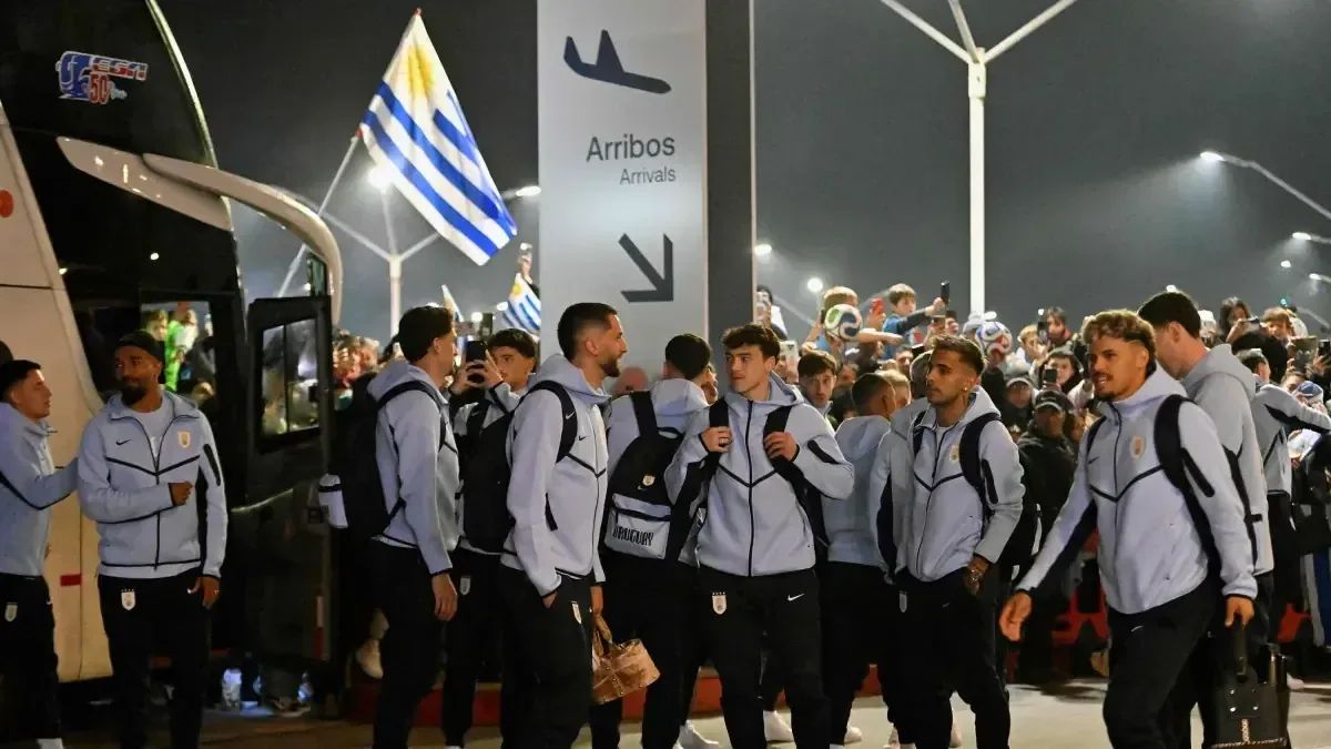 La selección uruguaya lucha con problemas de traslado a EE.UU. antes de su primer partido en la Copa Mundial 2026.