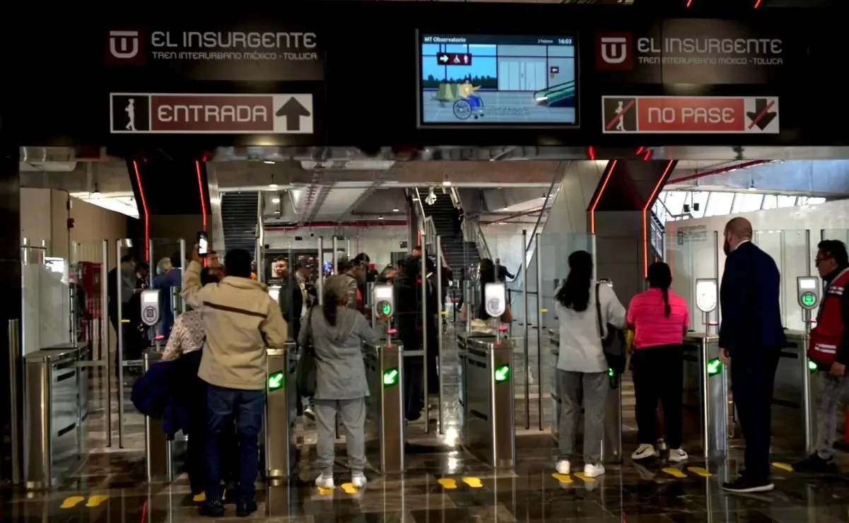 Usuarios celebran el primer recorrido completo del Tren Interurbano.
