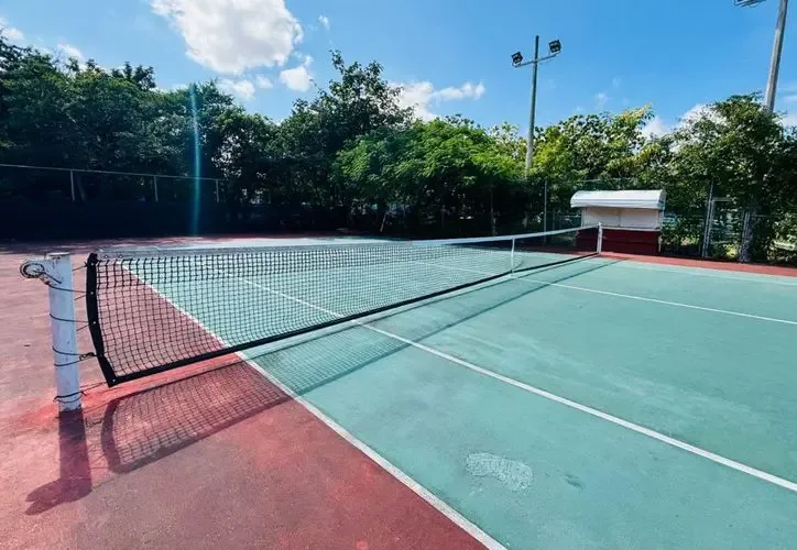 Usuarios de las canchas 8 de octubre en Cancún protestan por posible desalojo.