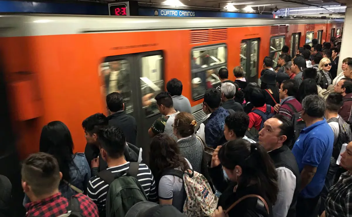 Usuarios del Metro CDMX enfrentan largas esperas y descontento este lunes.