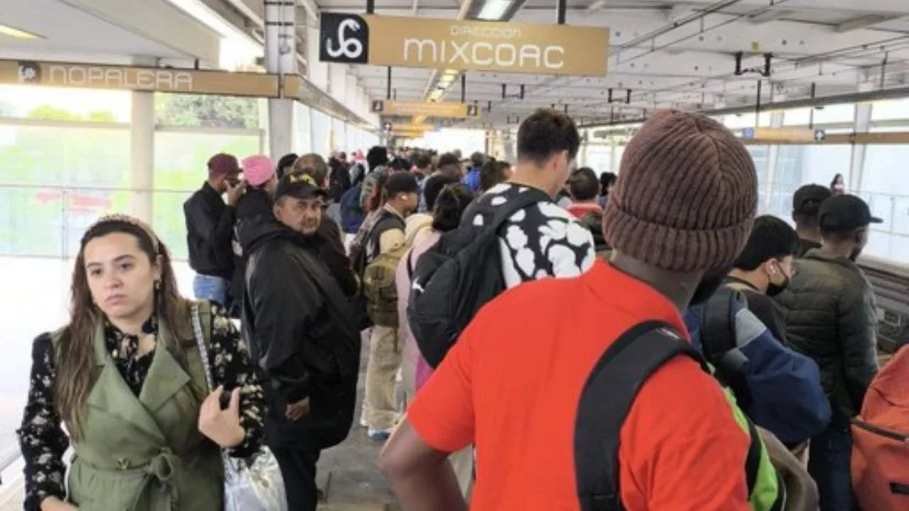 Usuarios del Metro CDMX enfrentan retrasos en la Línea 12 esta mañana.