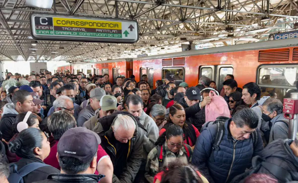 Usuarios del Metro CDMX enfrentan retrasos y saturación en varias líneas hoy.