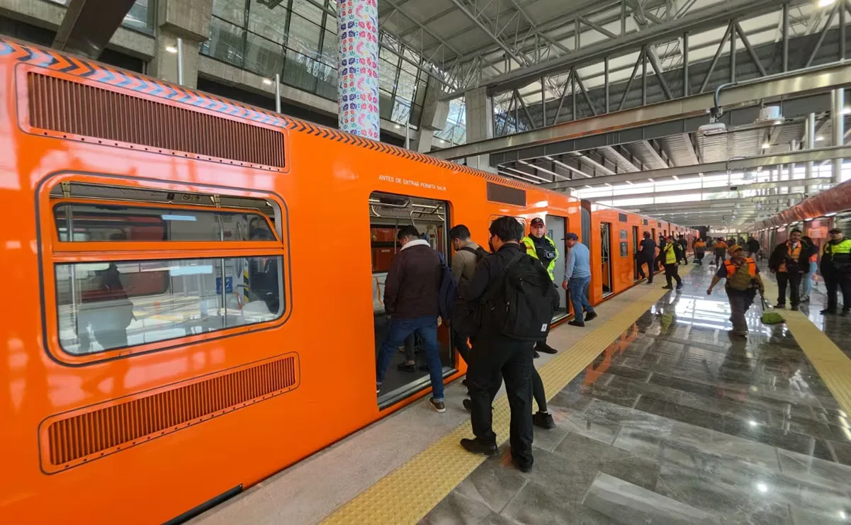 Usuarios del Metro de CDMX esperan en estaciones congestionadas.