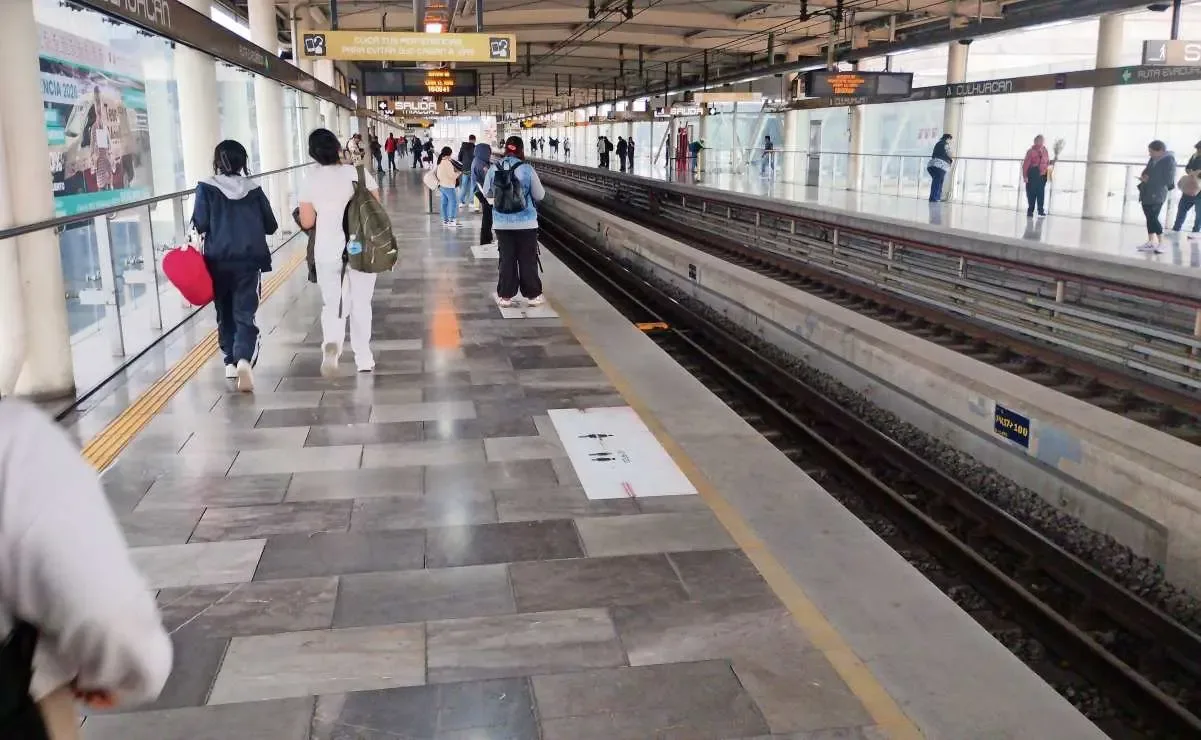 Usuarios del Metro en la Línea 12 durante su recorrido por la Ciudad de México.