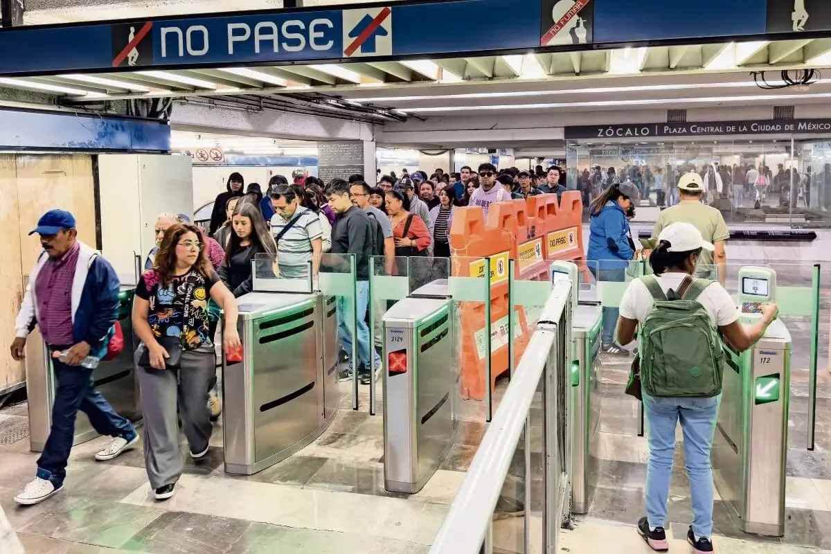 Usuarios disfrutan de las nuevas puertas automáticas en la estación Zócalo del Metro.