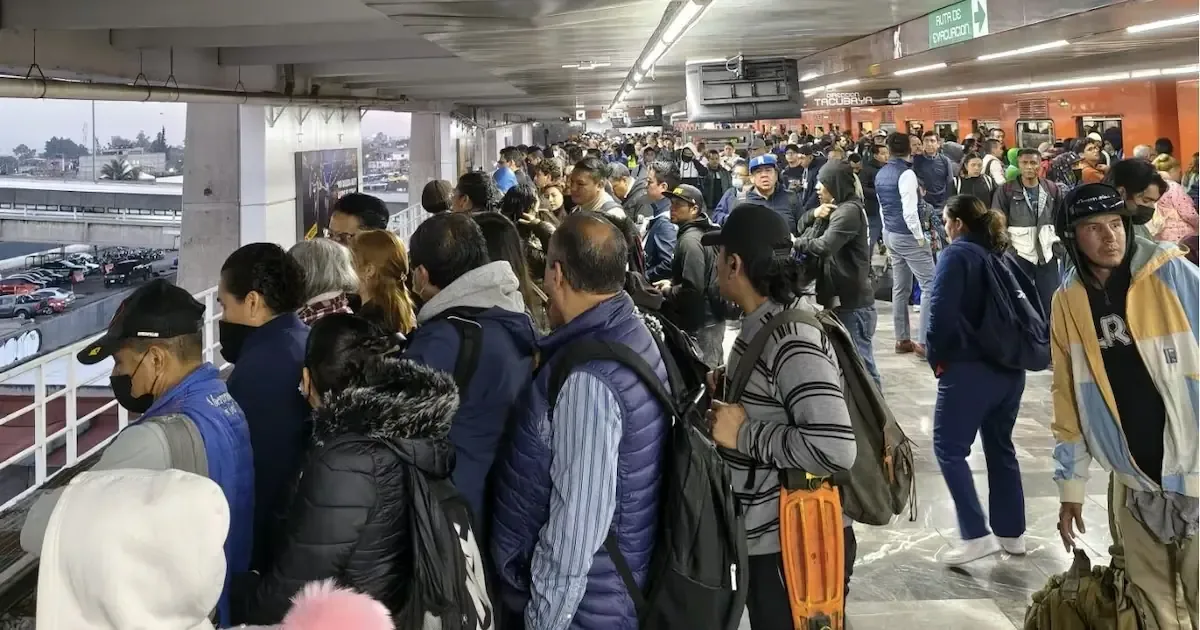 Usuarios reportan irregularidades en el servicio del Metro de la Ciudad de México, generando descontento y críticas a la gestión.