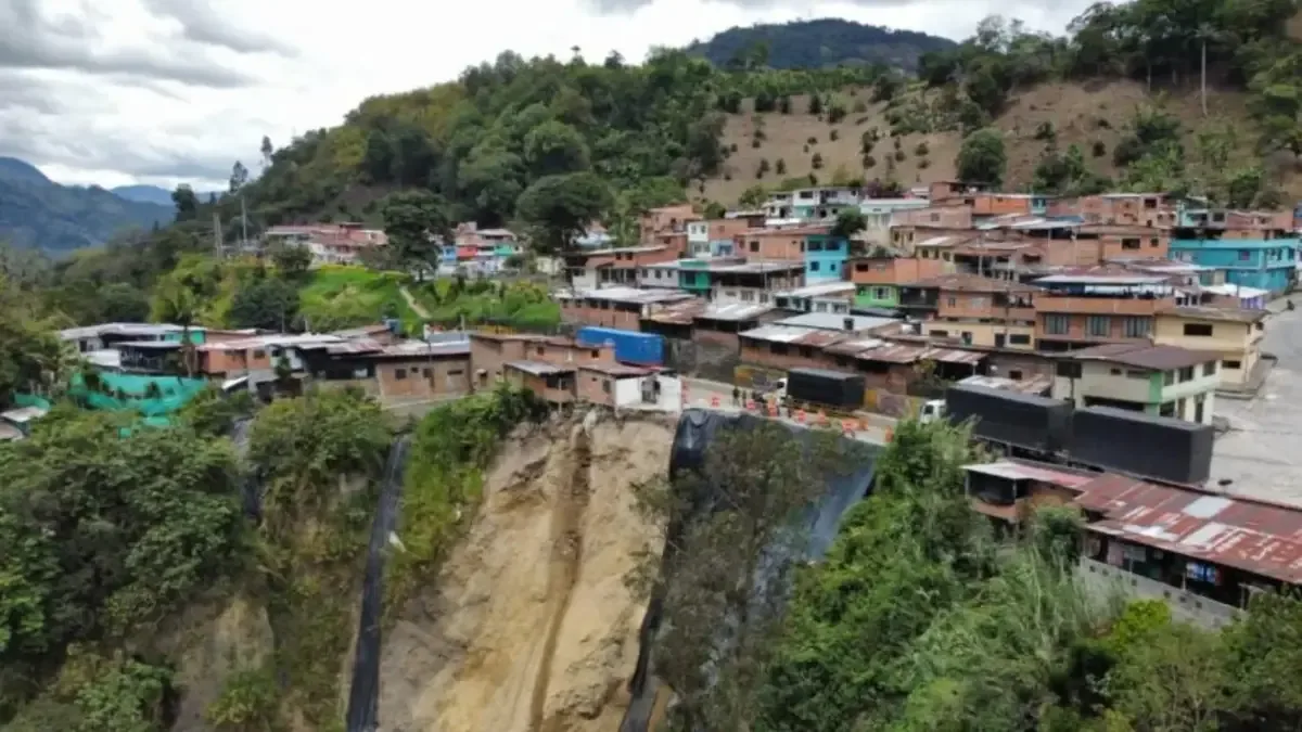 La apertura de la vía es crucial para mitigar los largos tiempos de espera que afectan la economía local.