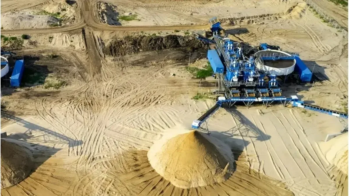 La producción de arena en Vaca Muerta es fundamental para el desarrollo energético, pero enfrenta desafíos logísticos significativos.