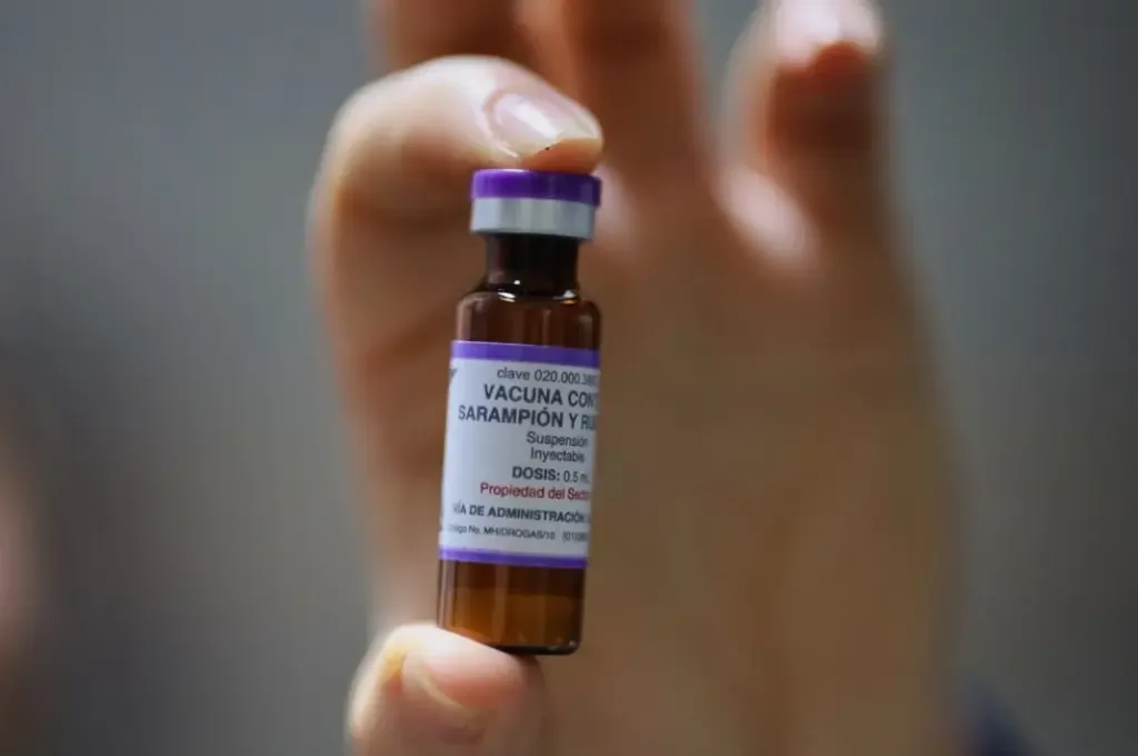 Vacunación masiva contra el sarampión en centros de salud de Guanajuato.
